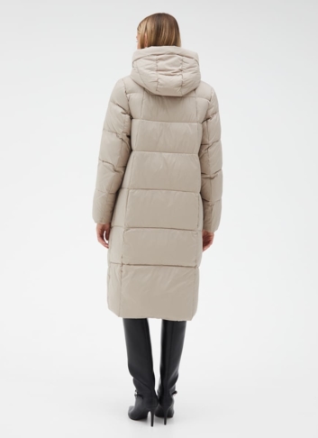 Женский пуховик бежевого цвета с капюшоном