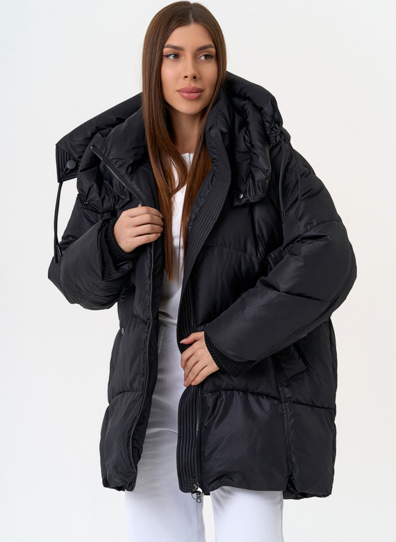 Женский пуховик черного цвета с капюшоном
