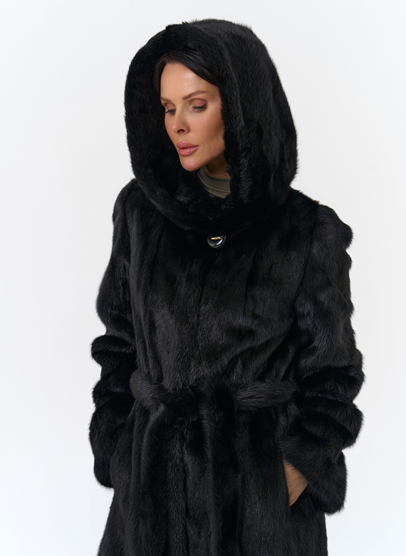 Шуба из норки черного цвета с капюшоном 