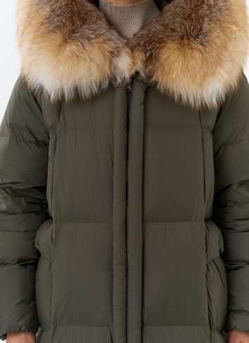 Женский длинный пуховик с отделкой из меха лисы