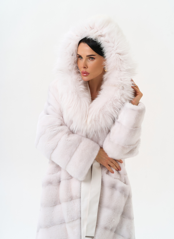 Белая шуба из меха норки с капюшоном из меха енота