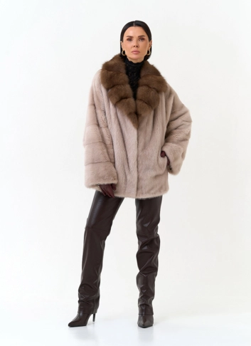 Женская шуба из меха норки с воротником из меха куницы  фото
