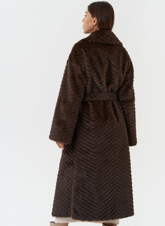 Пальто из эко меха с английским воротником