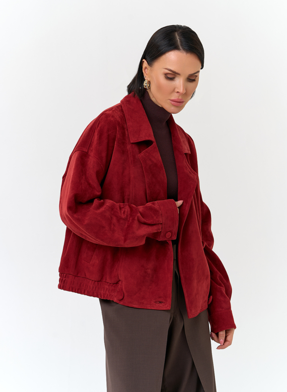 Женская куртка из натуральной замши красного цвета