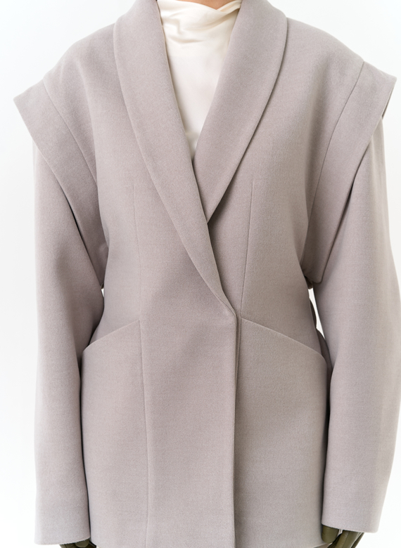 Женское укороченное пальто с акцентными плечами