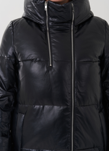 Женский пуховик из эко кожи с капюшоном