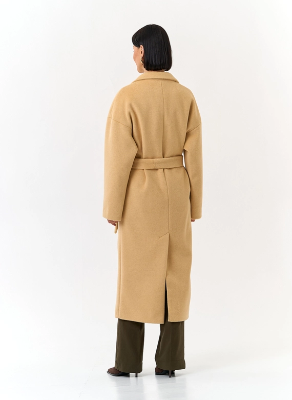 Женское пальто с английским воротником