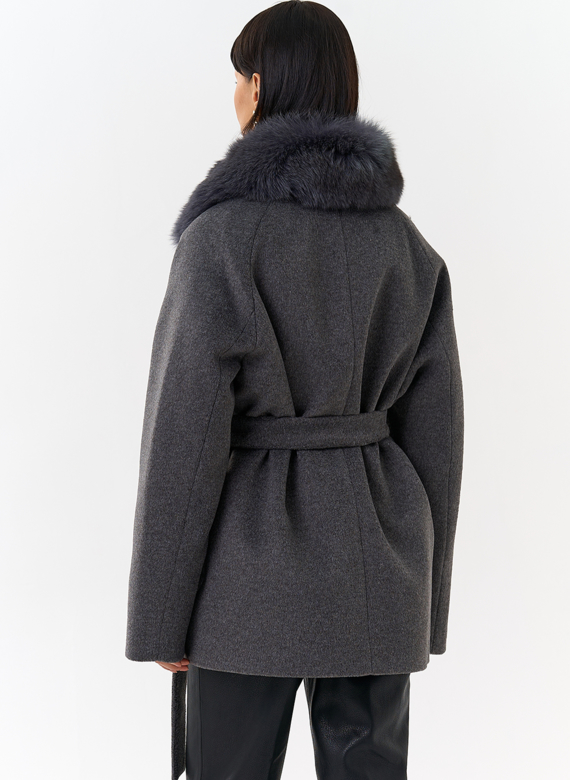 Женское утепленное пальто с отделкой из меха песца