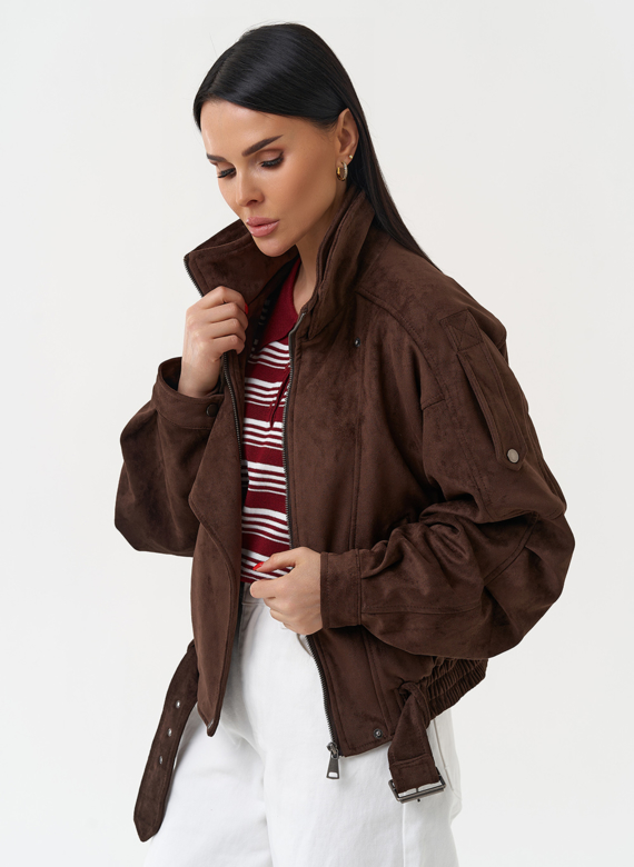 Женская куртка бомбер из эко замши коричневого цвета