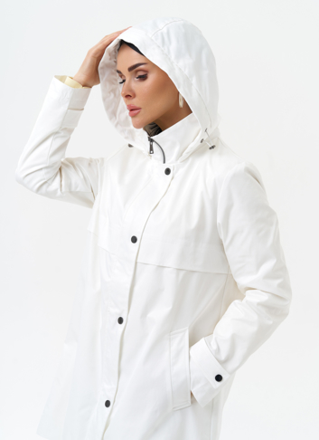 Плащ женский белого цвета