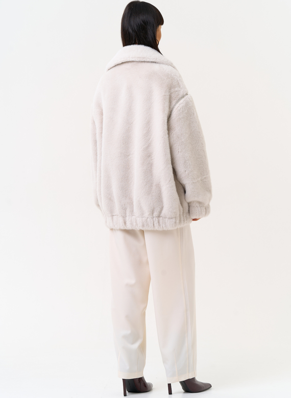 Женский бомбер из эко меха со съемными рукавами