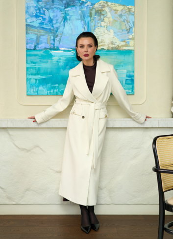 Женское пальто белого цвета