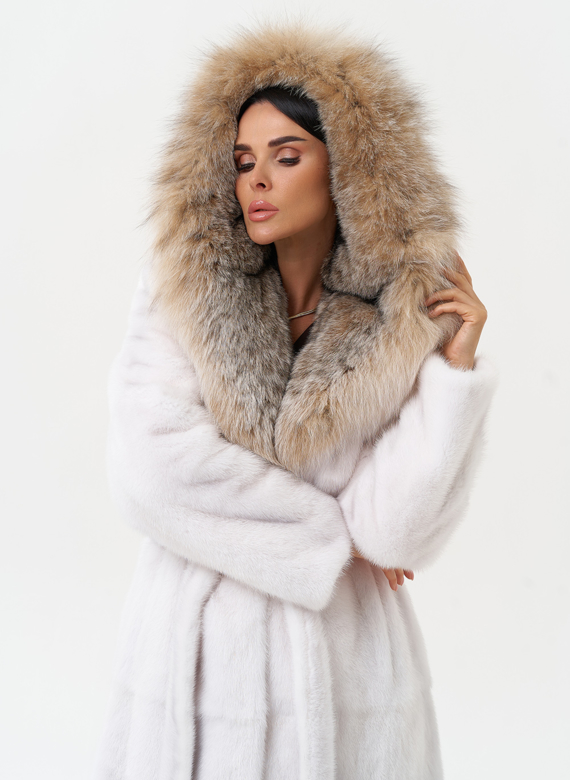 Женская шуба из меха норки с капюшоном из меха рыси