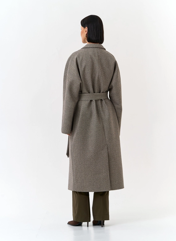 Женское пальто с английским воротником