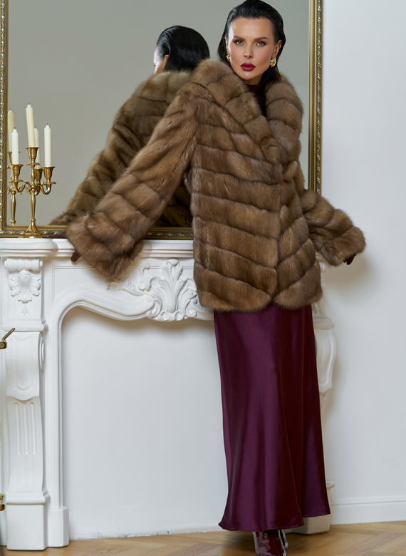 Женская шуба из куницы с воротником шаль