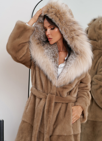 Женская шуба из меха норки с капюшоном из меха рыси