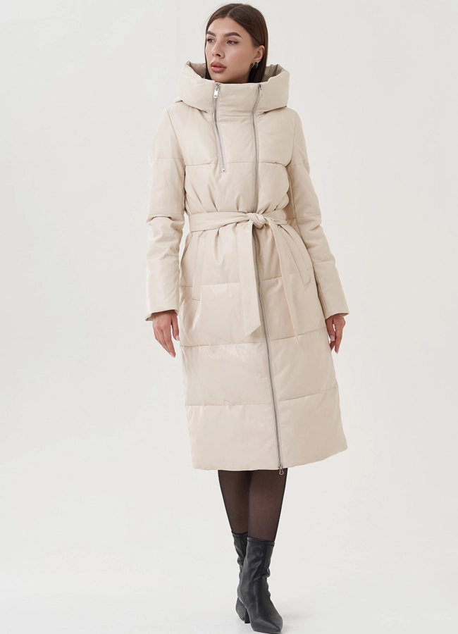 Пуховик из эко кожи молочного цвета с капюшоном модель № 25711 меха малина