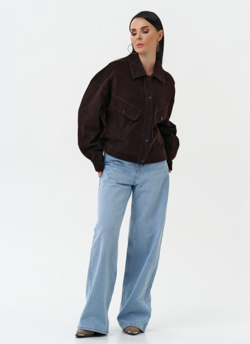 Женская куртка из натуральной замши коричневого цвета