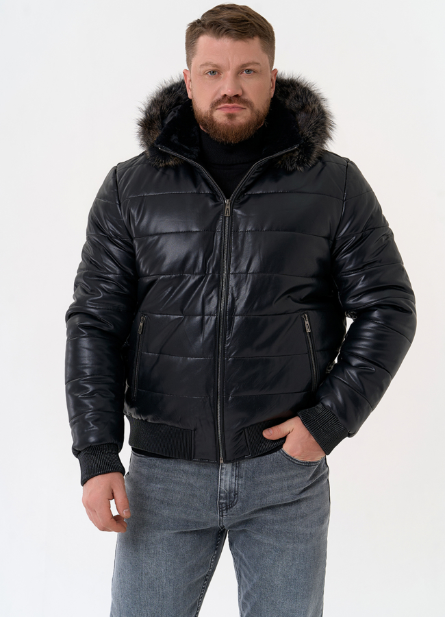 Пуховик из эко кожи черного цвета  модель № 31724 меха малина
