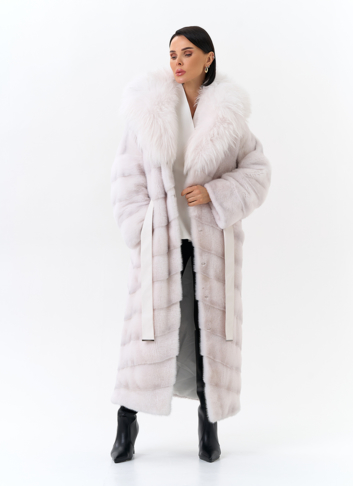 Белая шуба из меха норки с капюшоном из меха енота