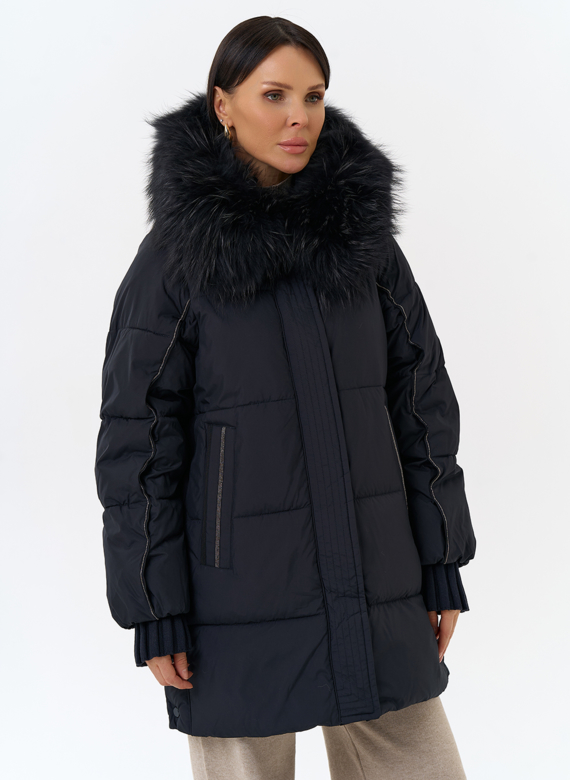 Женский пуховик с капюшоном из меха енота