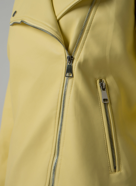 Женская удлиненная косуха-оверсайз в светло-желтом цвете