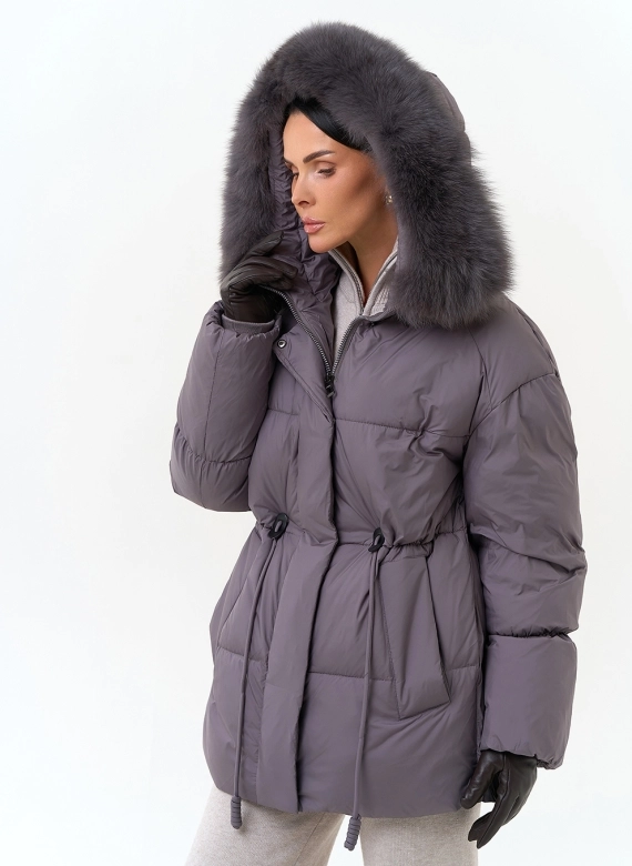Женский пуховик с мехом песца на капюшоне фото