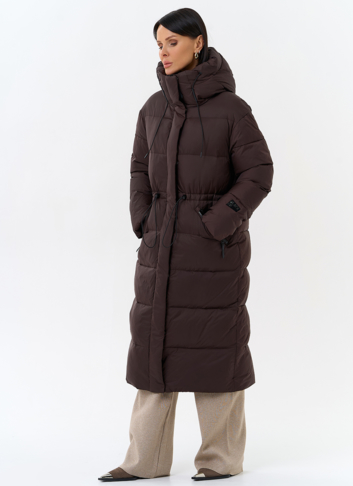 Женский пуховик коричневого цвета с капюшоном