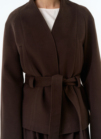 Женское укороченное пальто с поясом