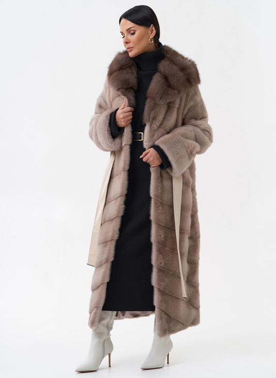 Длинная шуба из норки с капюшоном из меха куницы