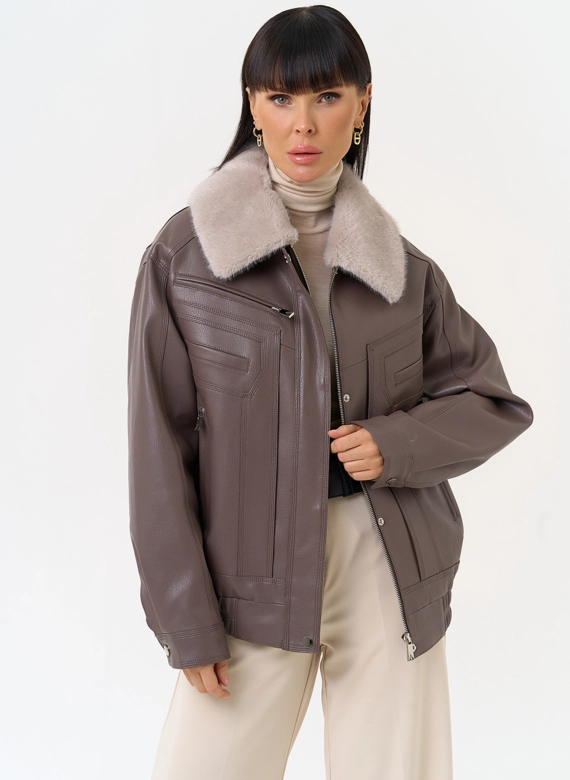 Женская утепленная куртка из эко кожи в бежевом цвете фото