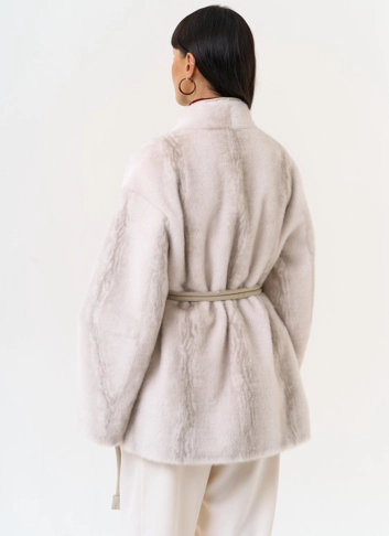 Светлая шуба из эко меха