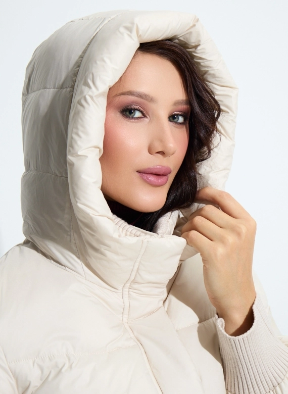 Женский пуховик с капюшоном фото