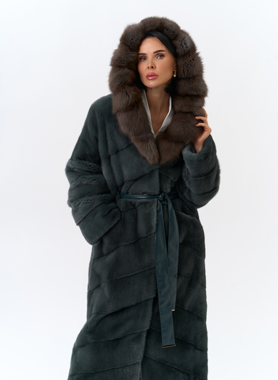 Шуба из меха норки с капюшоном из меха куницы