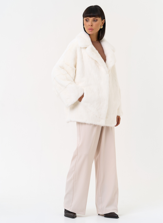 Шуба из меха норки белого цвета