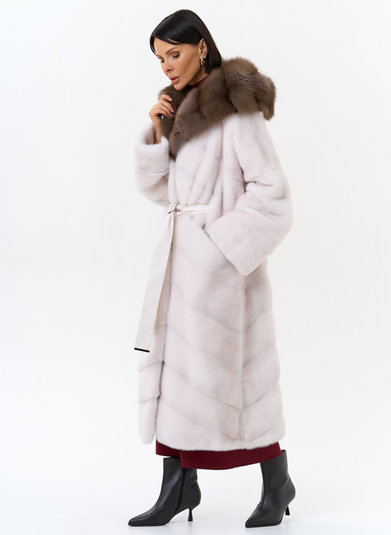 Белая шуба из меха норки с капюшоном из меха куницы